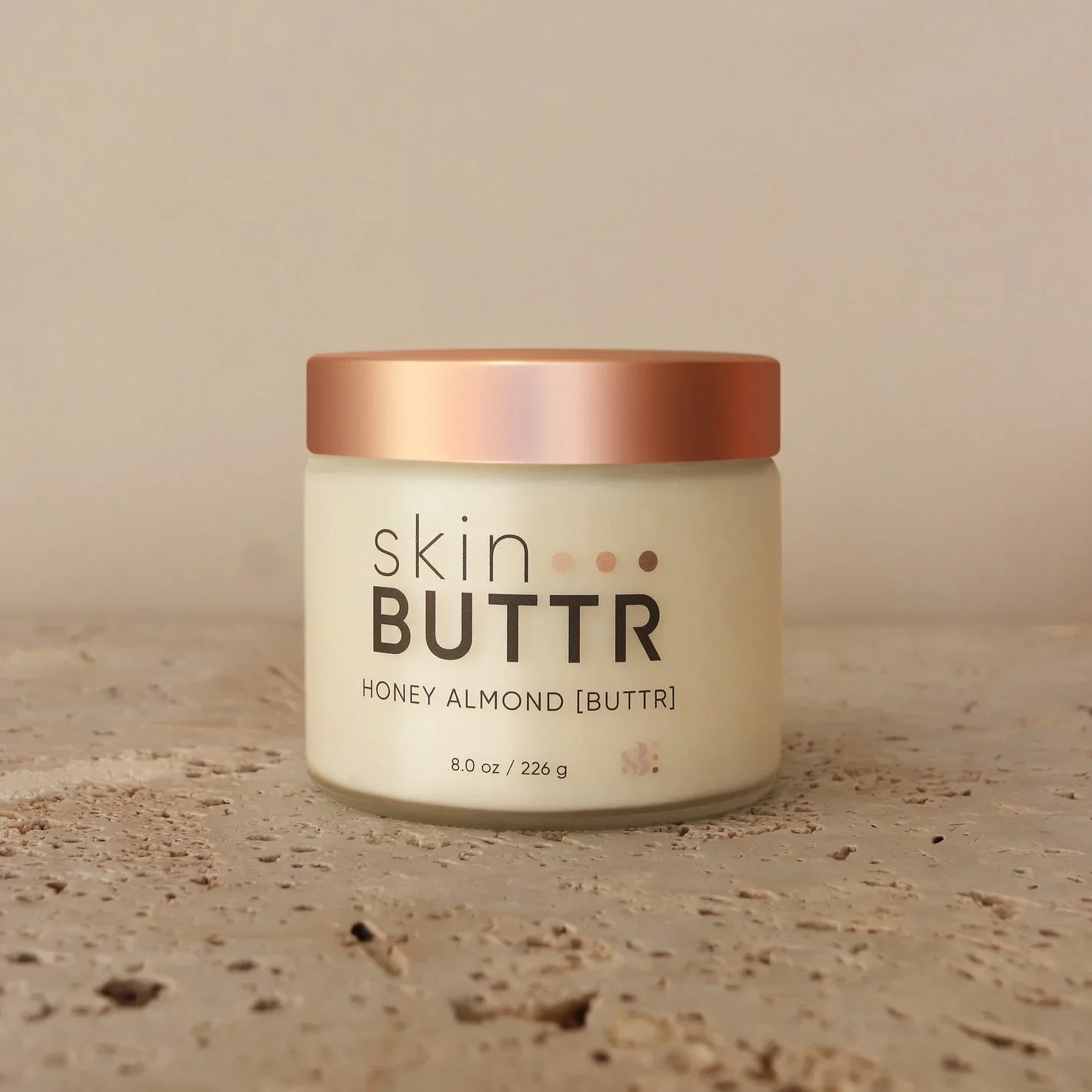 Honey Almond BUTTR in glass jar – natural body lotion
Open jar texture – whipped non toxic body lotion
Skin glow with Honey Almond BUTTR – natural lotion for women
Flatlay – best natural body lotion with warm fragrance