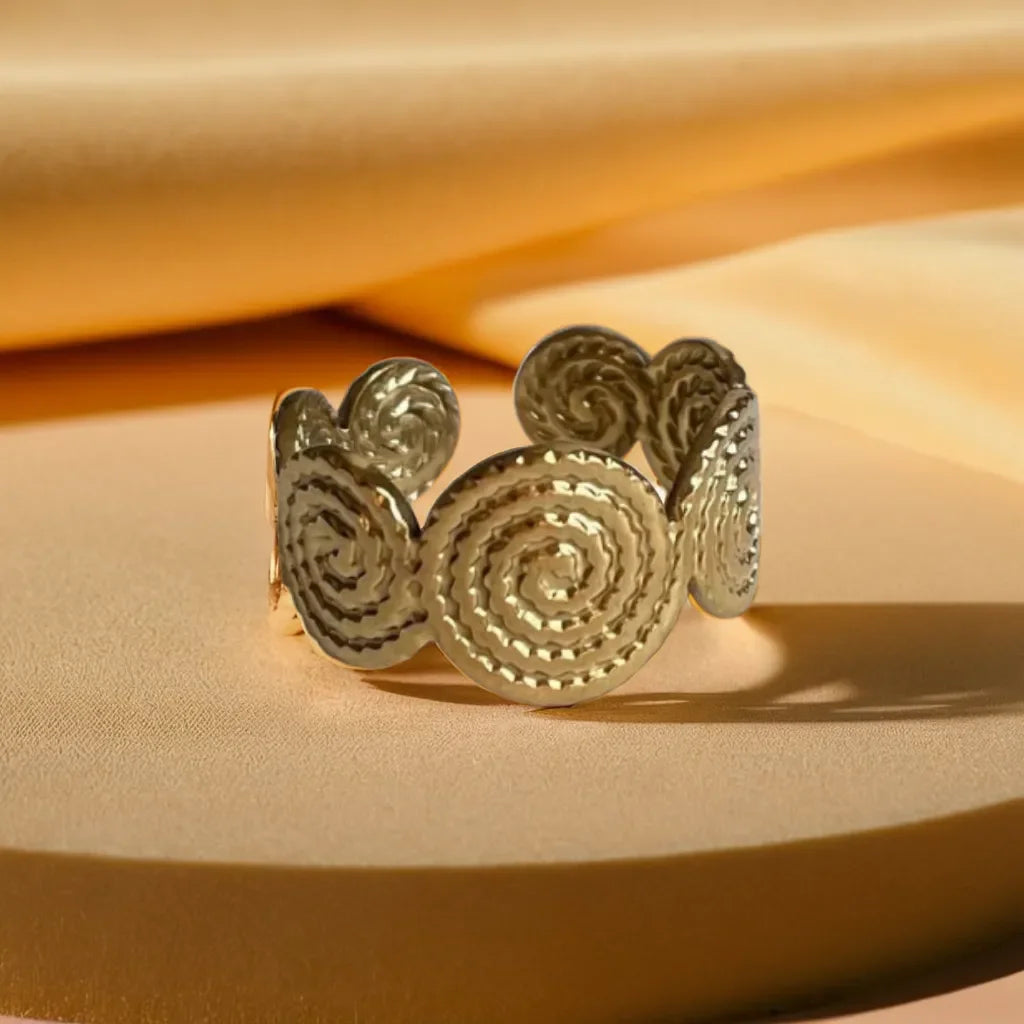 Gold spiral ring for women
Anneau motif spirale plaqué or
Boho gold statement ring
Adjustable swirl ring elegant design