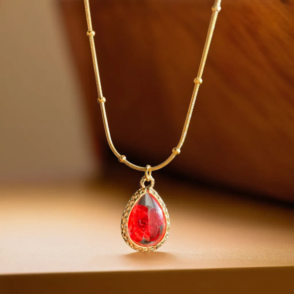 Red pressed flower gold necklace – close-up
18k gold plated women’s necklace – pendant detail
Nature-inspired gold necklace for women – adjustable chain view