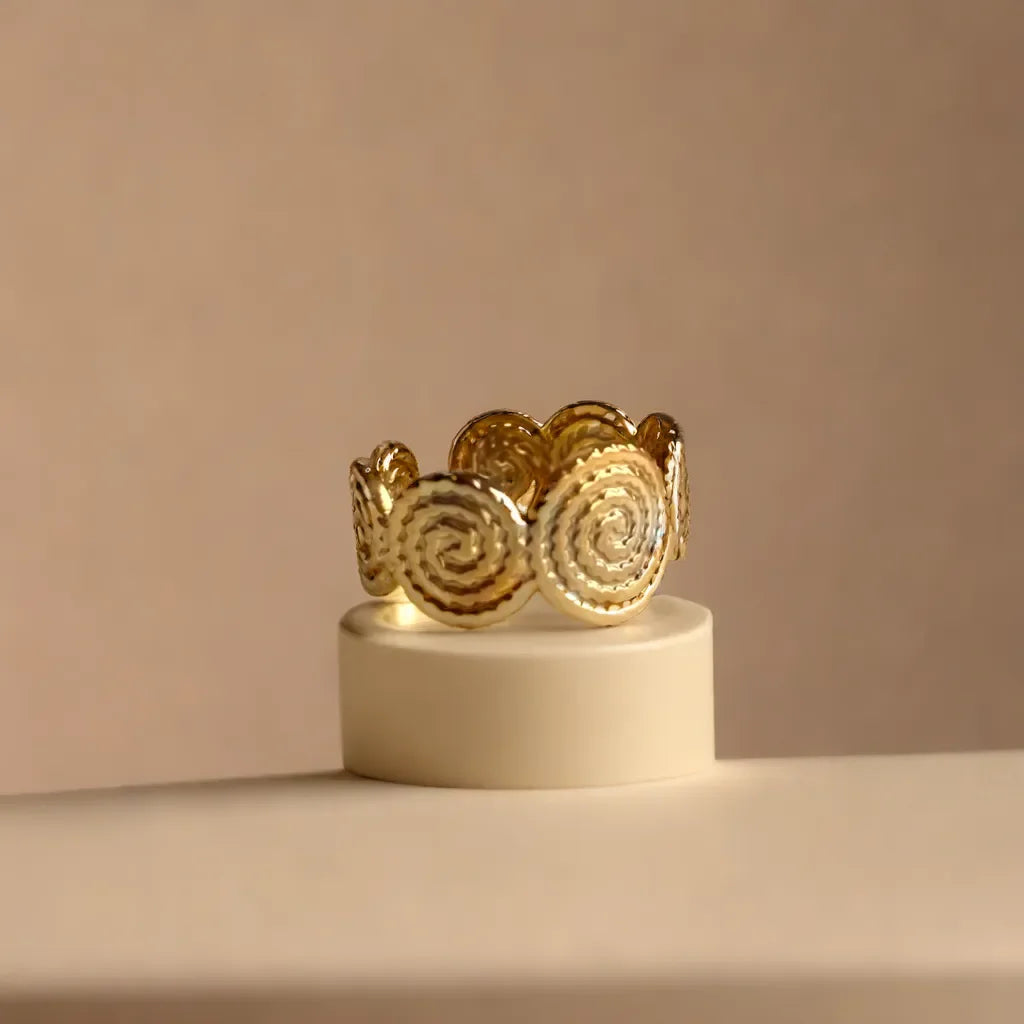 Gold spiral ring for women
Anneau motif spirale plaqué or
Boho gold statement ring
Adjustable swirl ring elegant design