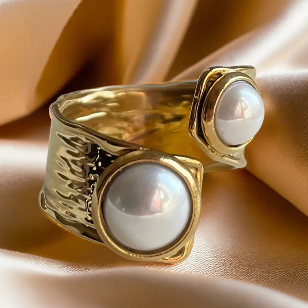 “Bague Double Perle Éclatante – 18k gold plated women’s ring front view”
“Adjustable gold plated chunky pearl ring – side angle”
“Double pearl women’s gold ring – flat lay on fabric”
“Bague Double Perle Éclatante – elegant adjustable gold plated ring on hand”