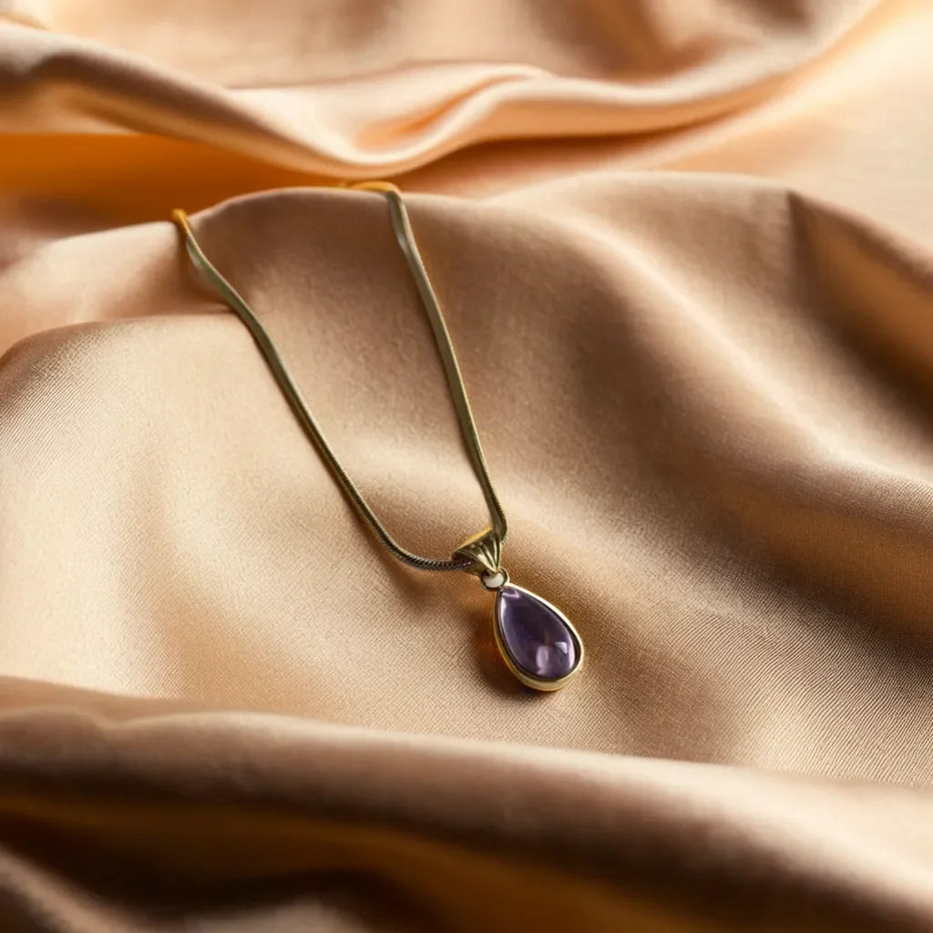 Gold drop necklace with diamond simulant
Elegant 18k gold plated necklace
Radiant drop pendant necklace for women
Collier goutte d’eau plaqué or