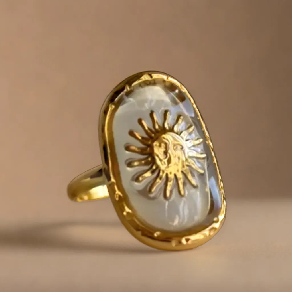 Sun-inspired gold ring for women – front view
Transparent sun motif ring with radiant finish
Adjustable 18k gold plated celestial ring
Anneau doré motif soleil – bijou lumineux et raffiné