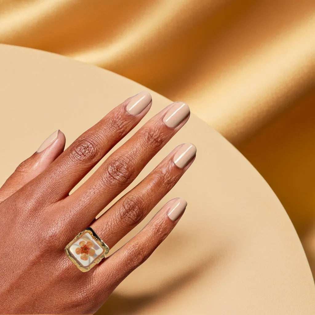 Woman Gold Ring with Pressed Flower | Bague Fleur Rose
This woman gold ring features a real pressed pink flower in a gold-plated setting. Adjustable, romantic, and perfect for everyday elegance.
Gold ring with pressed pink flower – top view
Botanical woman gold ring – romantic floral design
Bague Fleur Rose Éternelle – square gold ring with flower
Gold plated ring for women – pink flower close-up