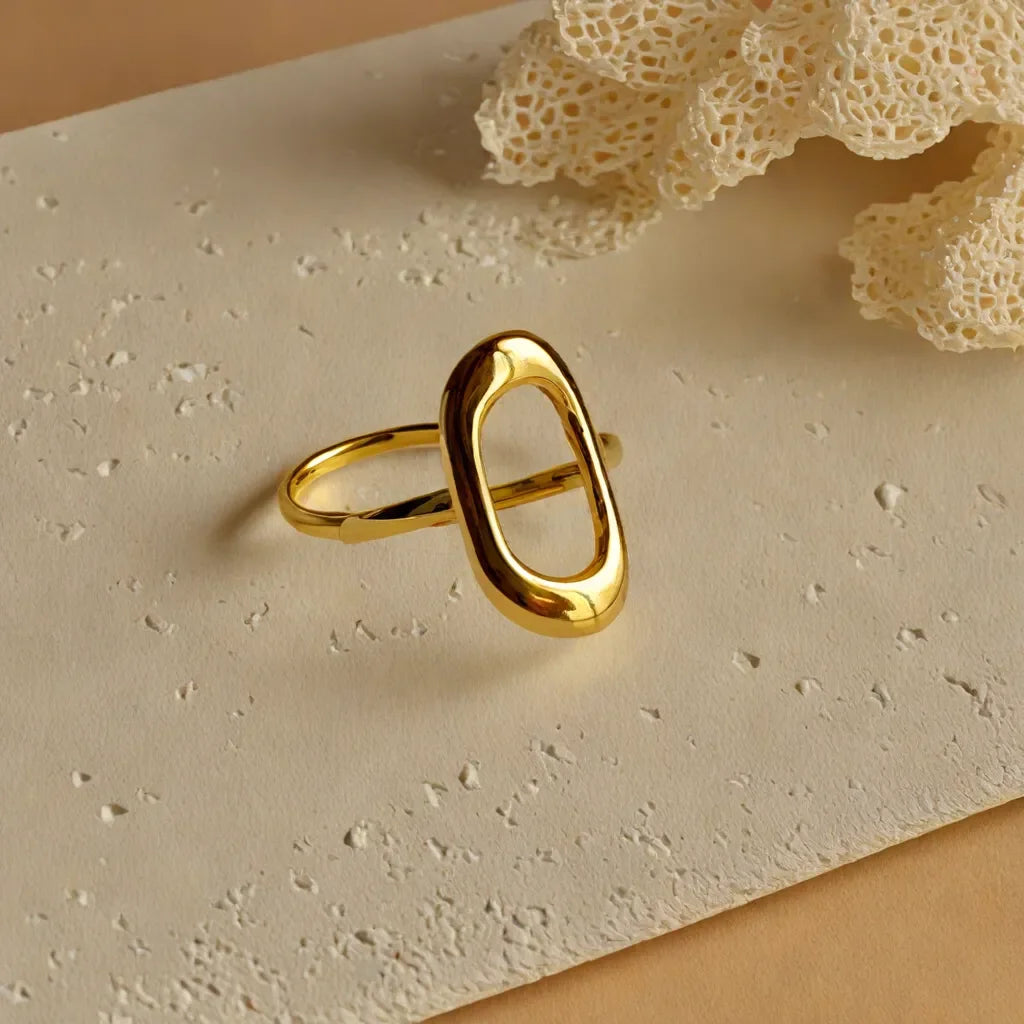 Close-up of women gold ring with open oval design – Ovale Doré Minimaliste
Side view of gold bands for women with polished 18k gold finish
Lifestyle shot of women gold ring paired with modern outfit
Detailed image of gold band ring womens showcasing open oval desig