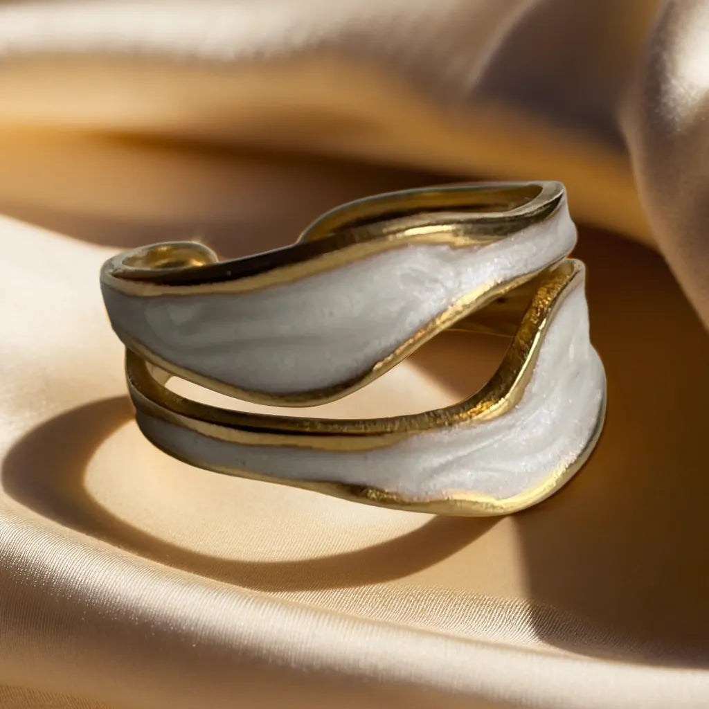 “Bague Double Émail Irrégulière – 18k gold plated adjustable women’s ring front view”
“Gold plated ring for women – irregular double glaze design side angle”
“Adjustable 18k gold women’s ring with artistic irregular shape flat lay”
“Bague Double Émail Irrégulière – modern gold plated adjustable ring on hand”