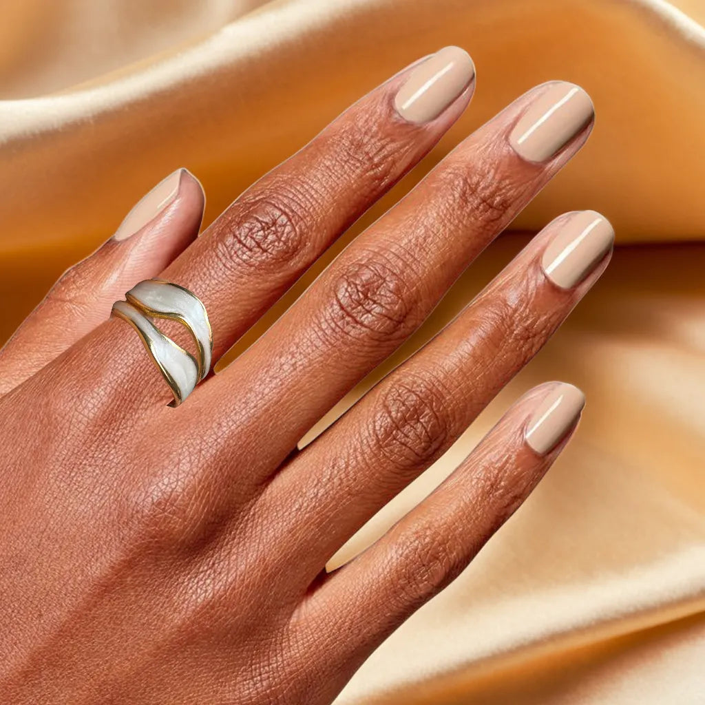 “Bague Double Émail Irrégulière – 18k gold plated adjustable women’s ring front view”
“Gold plated ring for women – irregular double glaze design side angle”
“Adjustable 18k gold women’s ring with artistic irregular shape flat lay”
“Bague Double Émail Irrégulière – modern gold plated adjustable ring on hand”