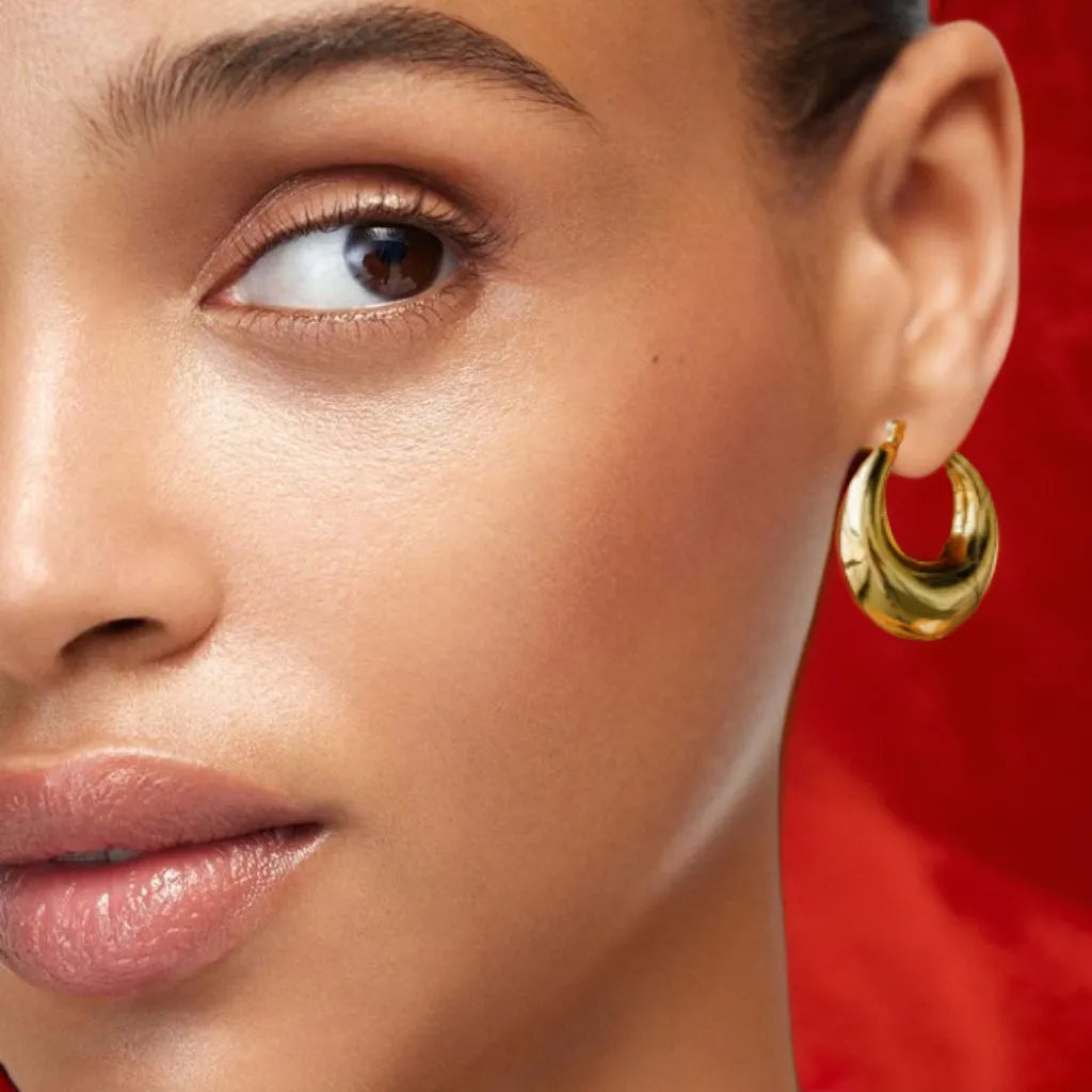 Boucles Impériales – Chunky Gold Hoop Earrings | Radiance Noire
Make a statement with Boucles Impériales – bold yet lightweight gold chunky hoop earrings for women. Elegant, hypoallergenic, and irresistibly Parisian.
chunky gold hoop earrings for women – Boucles Impériales
lightweight gold earrings – close-up of thick Parisian hoops
statement earrings gold – front view of Boucles Impériales on model