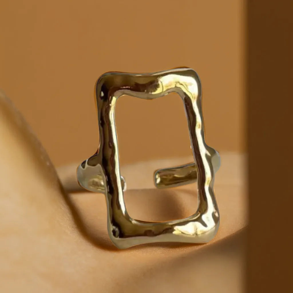 Open rectangle gold ring for women – geometric top view
Minimalist gold plated ring with adjustable band
Anneau doré femme moderne – port élégant
18k gold modern geometric ring styled solo