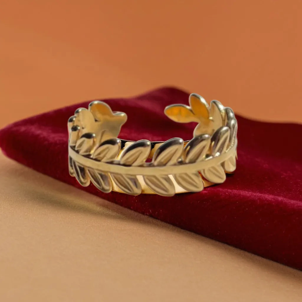 Woman Gold Ring with Leaf Design – Anneau Sylvestre Doré
Delicate leaf gold ring for women, plated in 18K gold. Adjustable and nature-inspired, this botanical beauty adds effortless elegance to any look.
Gold plated leaf ring – woman gold ring close-up
Leaf design ring in 18K gold – gold ring for woman botanical style
Hand wearing leaf-inspired gold ring – elegant nature jewelry
Adjustable gold plated ring with foliage details – minimalist women’s ring