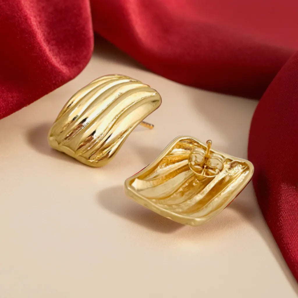 Carré d’Or – Gold Earrings for Women | Textured Rectangle Design
Elevate your look with Carré d’Or—modern textured gold earrings for women. Lightweight, bold, and refined. Shop now for effortless elegance.
Rectangular gold earrings for women (28x21.5mm) with textured finish on neutral background
Close-up of structured gold earrings featuring modern rectangle shape
Model wearing Carré d’Or gold earrings with slicked-back hairstyle and blazer