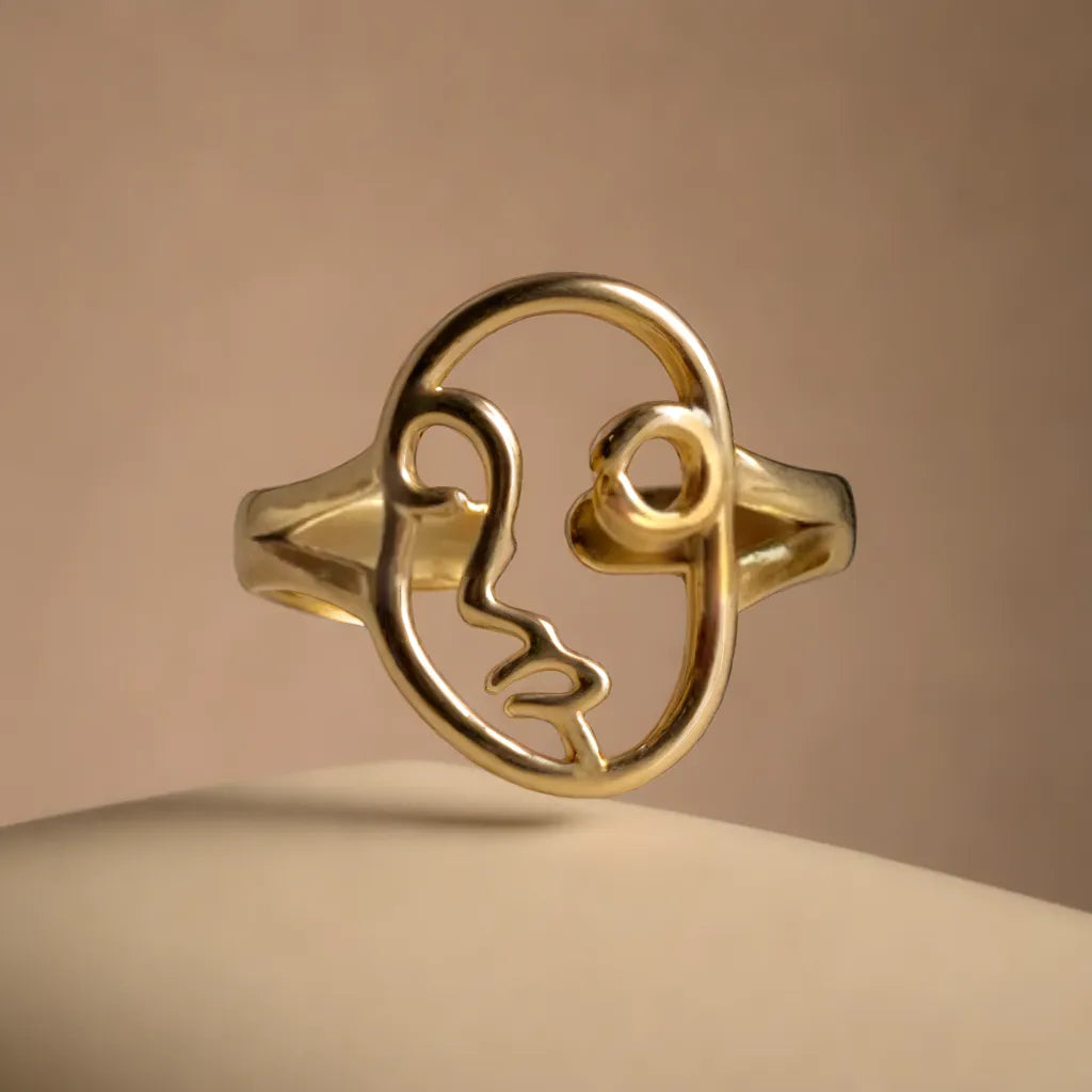 Silhouette d’Art Ring – 18K Gold Adjustable Face Ring
A face-inspired ring in 18K gold plating. Elegant, artistic, and adjustable—crafted for those who adore French-inspired minimalism and timeless design.
18K gold minimalist face ring for women
Adjustable gold ring with abstract artistic design
Parisian-inspired silhouette ring in gold plating