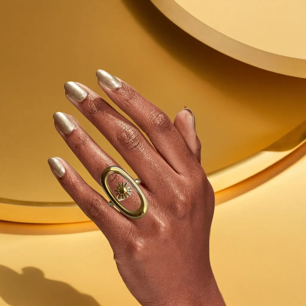 Oval sun gold ring for women – close-up view
Transparent detail celestial ring in gold
Adjustable 18k gold-plated oval sun ring
Anneau doré inspiré du soleil – design élégant et lumineux