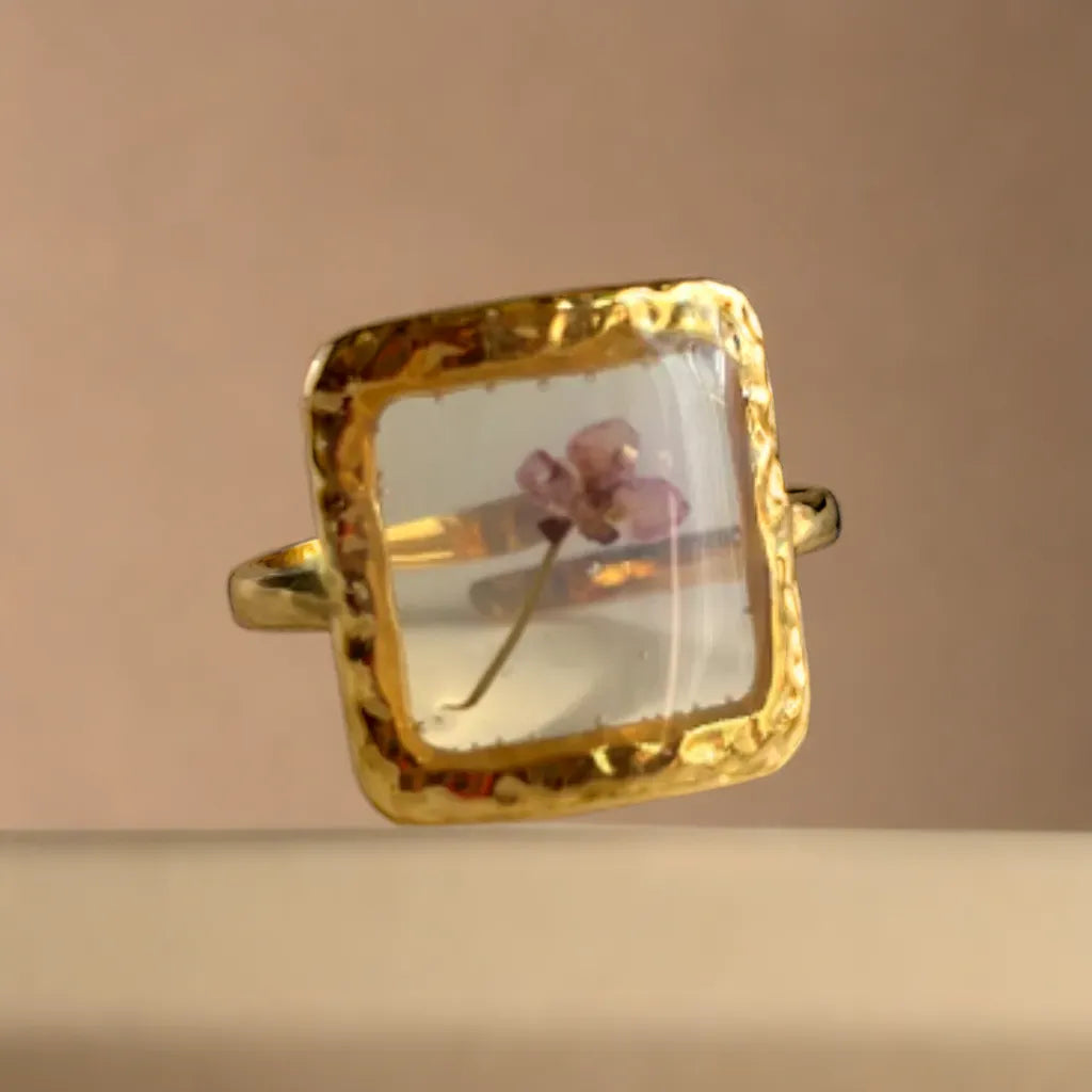 Anneau Jardin Secret – Botanical Adjustable Gold Ring
An 18K gold-plated adjustable ring with real pressed flowers. A poetic French-inspired jewel blending nature’s beauty with timeless elegance.