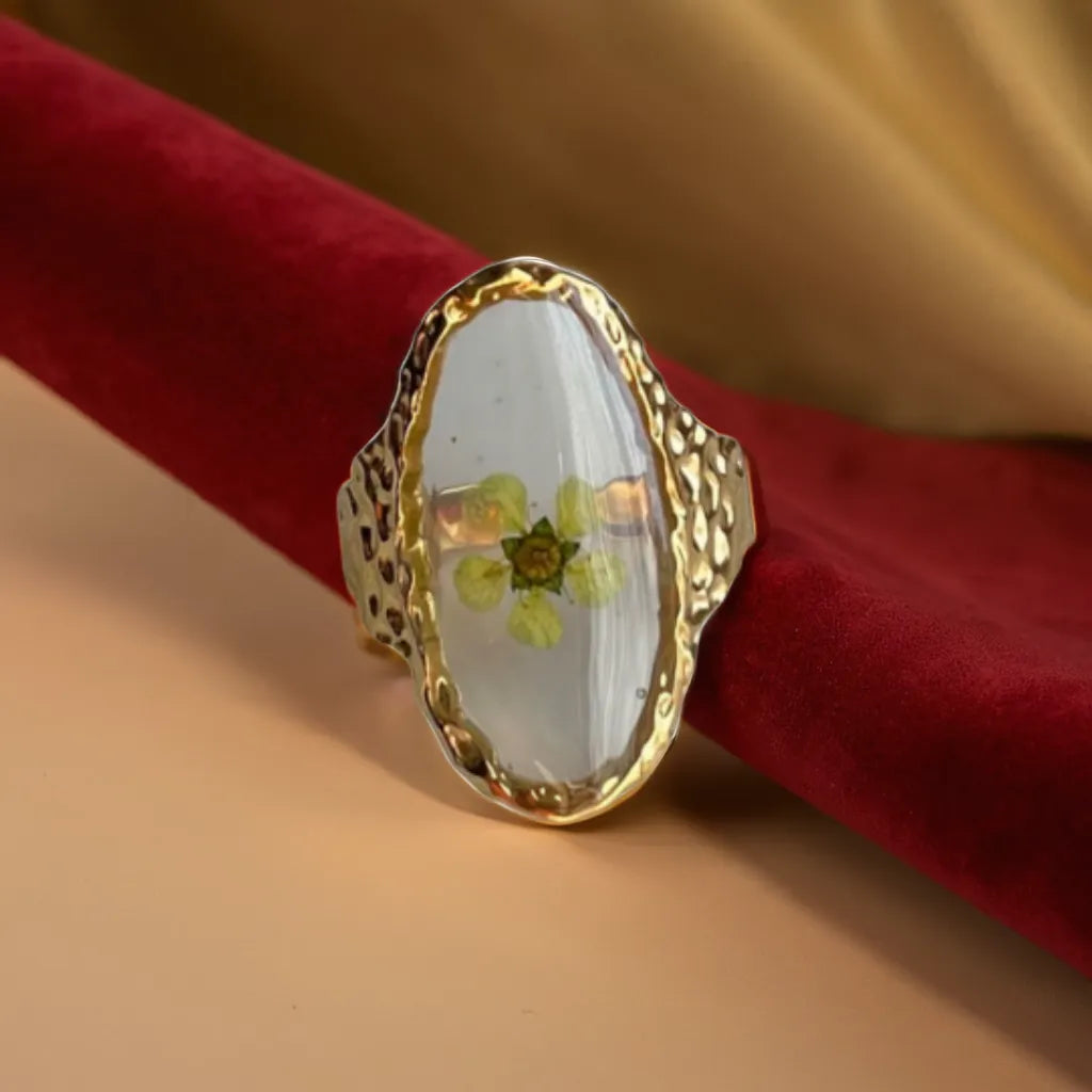 Woman Gold Ring with Green Pressed Flower – Bague Fleur Verte Éternelle
Discover a woman gold ring with real green flower preserved in 18K gold plating. Romantic, adjustable, and perfect for elegant nature lovers.
Gold plated ring with green pressed flower – woman gold ring top view
Side angle of gold ring with real flower – botanical gold plated ring
Hand wearing floral gold ring – gold ring for woman nature-inspired
Adjustable band detail of gold ring – delicate and romantic women’s ring