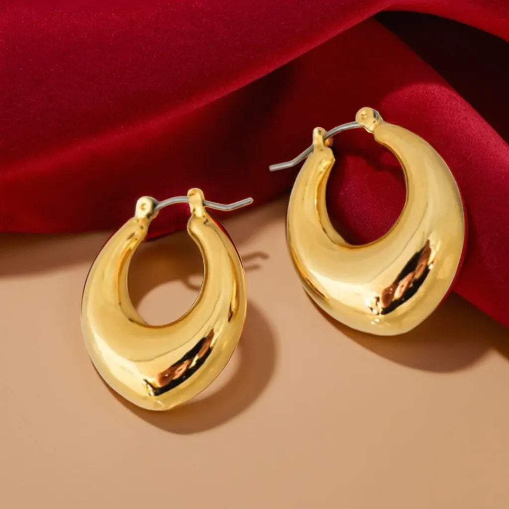 Boucles Impériales – Chunky Gold Hoop Earrings | Radiance Noire
Make a statement with Boucles Impériales – bold yet lightweight gold chunky hoop earrings for women. Elegant, hypoallergenic, and irresistibly Parisian.
chunky gold hoop earrings for women – Boucles Impériales
lightweight gold earrings – close-up of thick Parisian hoops
statement earrings gold – front view of Boucles Impériales on model