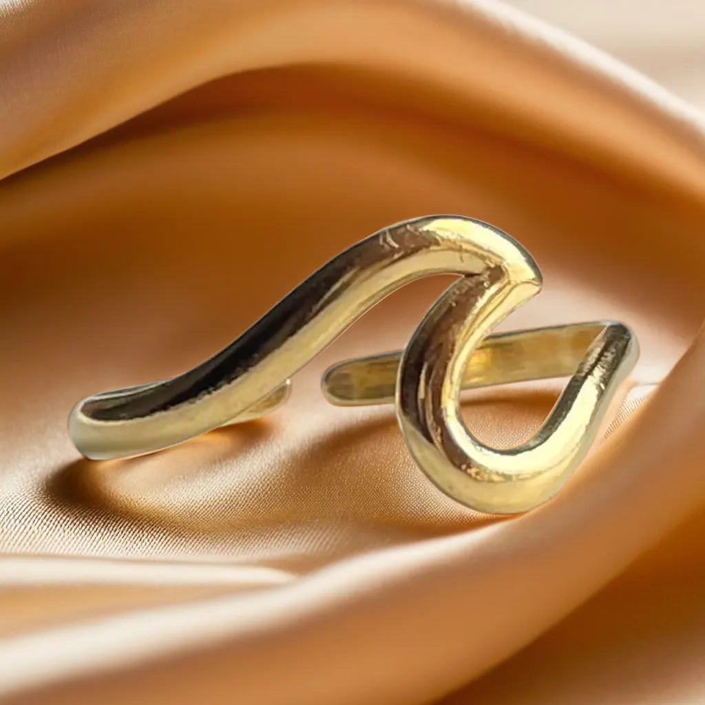 women gold ring – Bague Vague Dorée front view
gold plated ring for women – adjustable wave design close-up
gold ring for woman – 18k plated wave ring on model hand