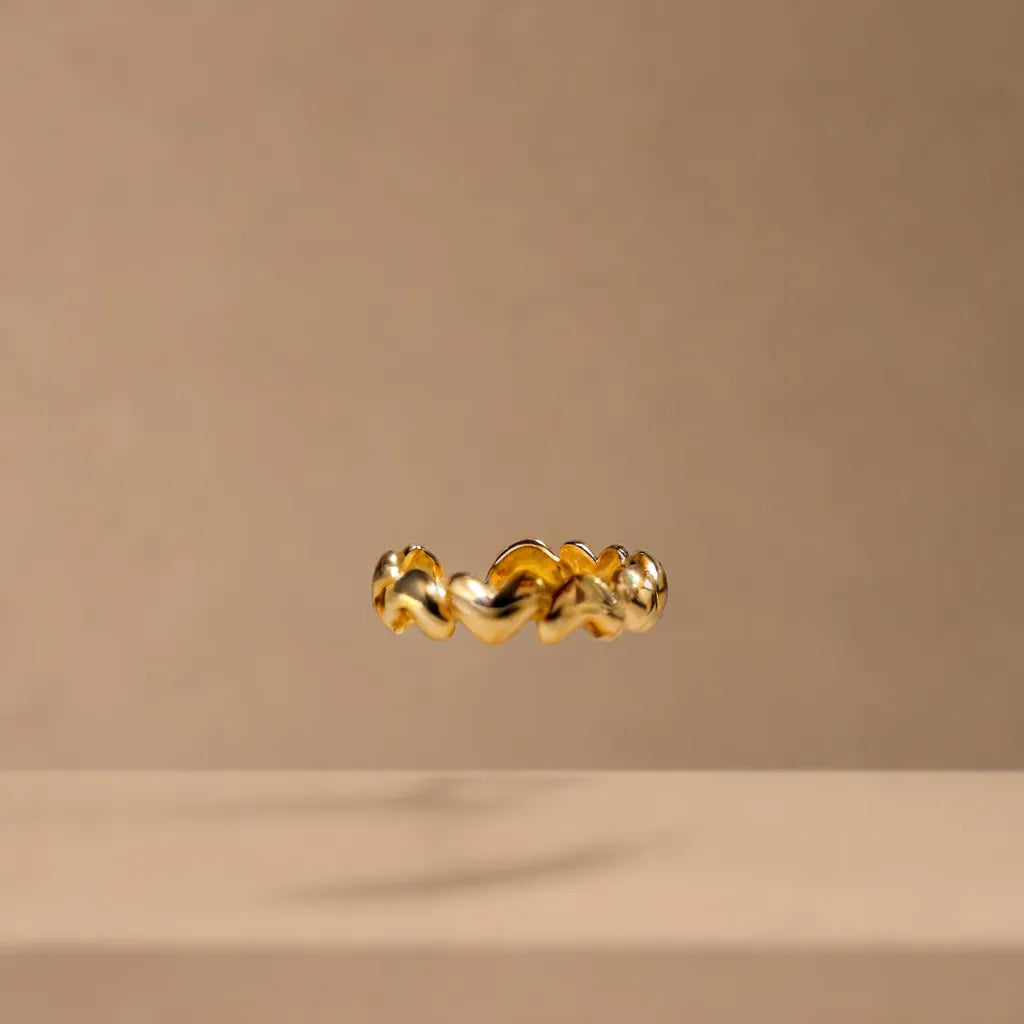 Gold Heart Ring – Anneau Amour Éternel | Radiance Noire
Gold heart ring featuring interwoven design, 18k gold plated and adjustable. A timeless piece symbolizing love, connection, and everyday elegance.
Gold heart ring for women – adjustable
Interwoven heart motif ring, 18k gold plated
Elegant minimalist heart ring
Anneau doré romantique avec cœurs entrelacés