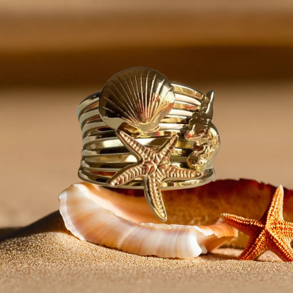 Chunky gold ocean-inspired ring for women – top view
Bague dorée femme silhouette ondulée – side profile
Adjustable 18k gold plated ring with ocean curves
Bold woman gold ring – worn with minimalist outfit