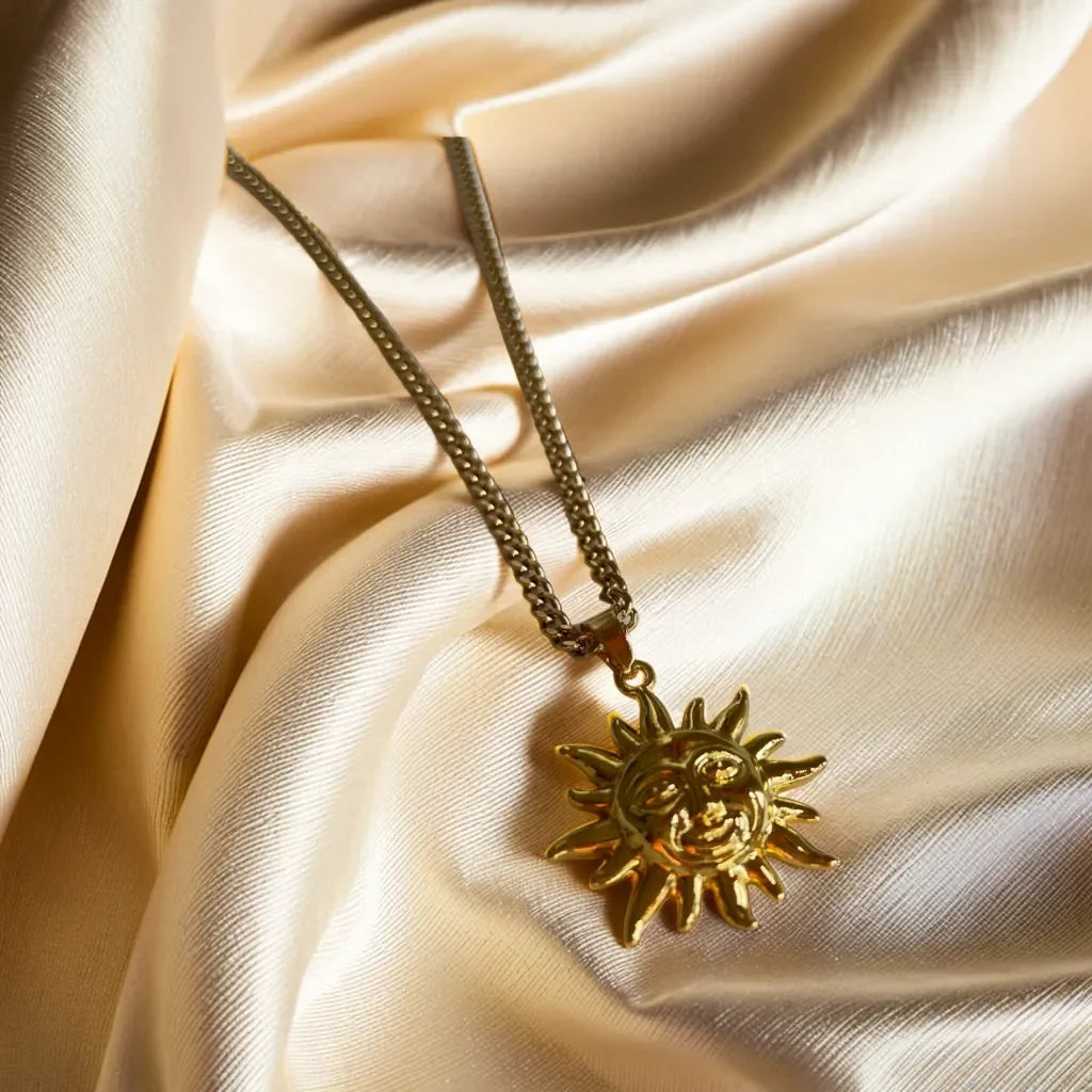 Gold Sun Necklace – Collier Soleil Mystique | Radiance Noire
Celestial gold sun necklace with 18k gold plating and adjustable chain. A radiant symbol of light, energy, and personal strength—perfect for everyday elegance.
Gold sun necklace for women
Collier pendentif soleil plaqué or
Celestial gold charm necklace
Radiant gold sun jewelry