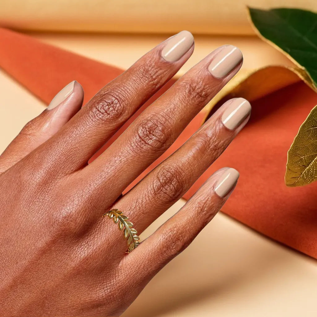 Woman Gold Ring with Leaf Design – Anneau Sylvestre Doré
Delicate leaf gold ring for women, plated in 18K gold. Adjustable and nature-inspired, this botanical beauty adds effortless elegance to any look.
Gold plated leaf ring – woman gold ring close-up
Leaf design ring in 18K gold – gold ring for woman botanical style
Hand wearing leaf-inspired gold ring – elegant nature jewelry
Adjustable gold plated ring with foliage details – minimalist women’s ring