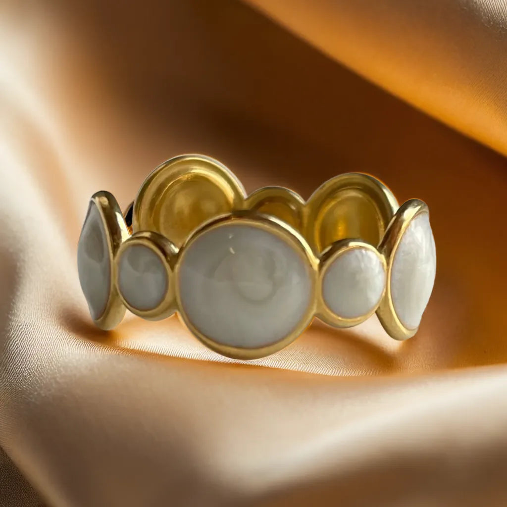 “Bague Cercles Émaillés – women’s gold plated ring, front view”
“Adjustable 18k gold plated ring with glazed circles – side profile”
“Gold plated ring for women with circular design – flat lay”
“Modern glazed circles ring in 18k gold plating – worn on hand”