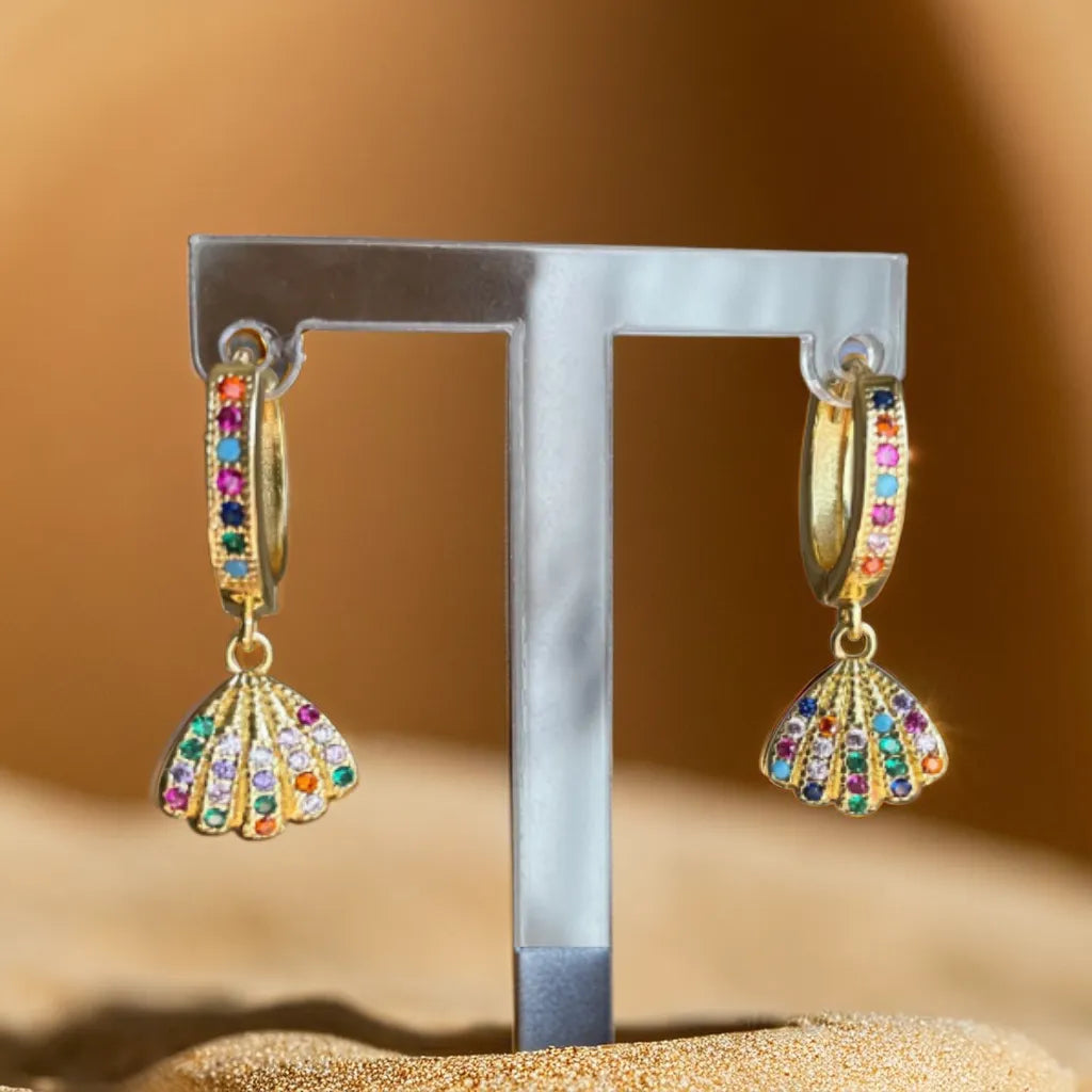 Shimmering 18K gold-plated rainbow shell earrings. Lightweight, radiant, and inspired by the magic of Parisian sunsets. A touch of French enchantment.
Rainbow crystal shell earrings in gold
Colorful lightweight earrings for women
Elegant 18K gold rainbow earrings with Parisian charm