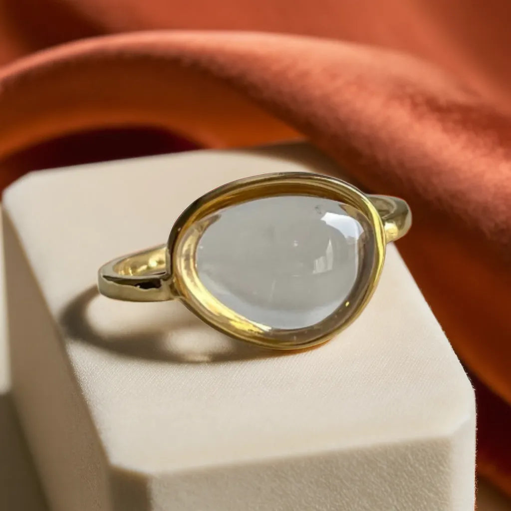 Woman Gold Ring – Anneau Brise de Verre | Transparent Chic
This delicate 18K gold-plated ring with transparent detail adds minimalist French elegance to your look. Adjustable, refined, and beautifully luminous.
Gold ring with transparent resin – close-up on hand
Minimalist gold plated ring for woman – side profile
Elegant woman gold ring – Anneau Brise de Verre front view
French-inspired transparent ring – lightweight and refined