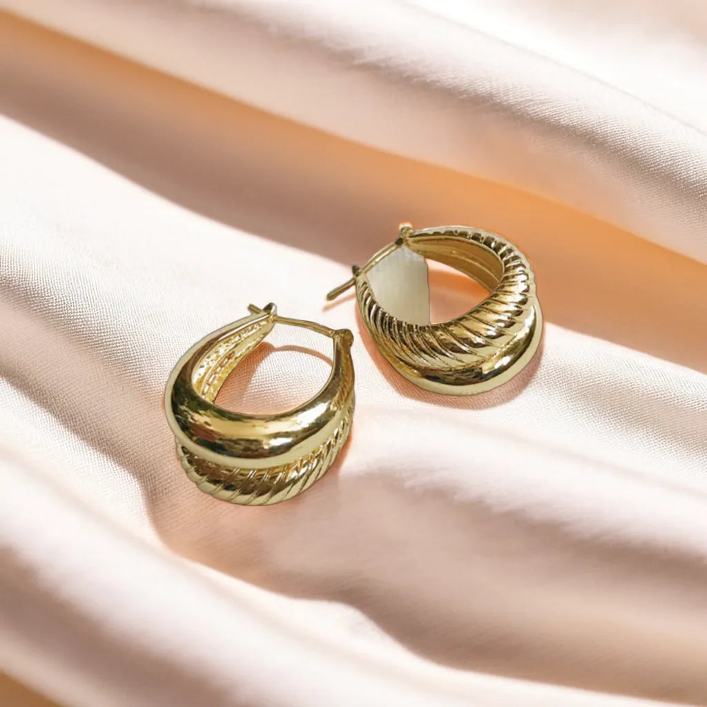 "Gold-plated double-sided hoop earrings smooth and textured design"
"Boucles d’Or Élégance Double Face – reversible gold hoops close-up"
"Classic everyday gold hoops with hinge closure, 1.5 inch size"