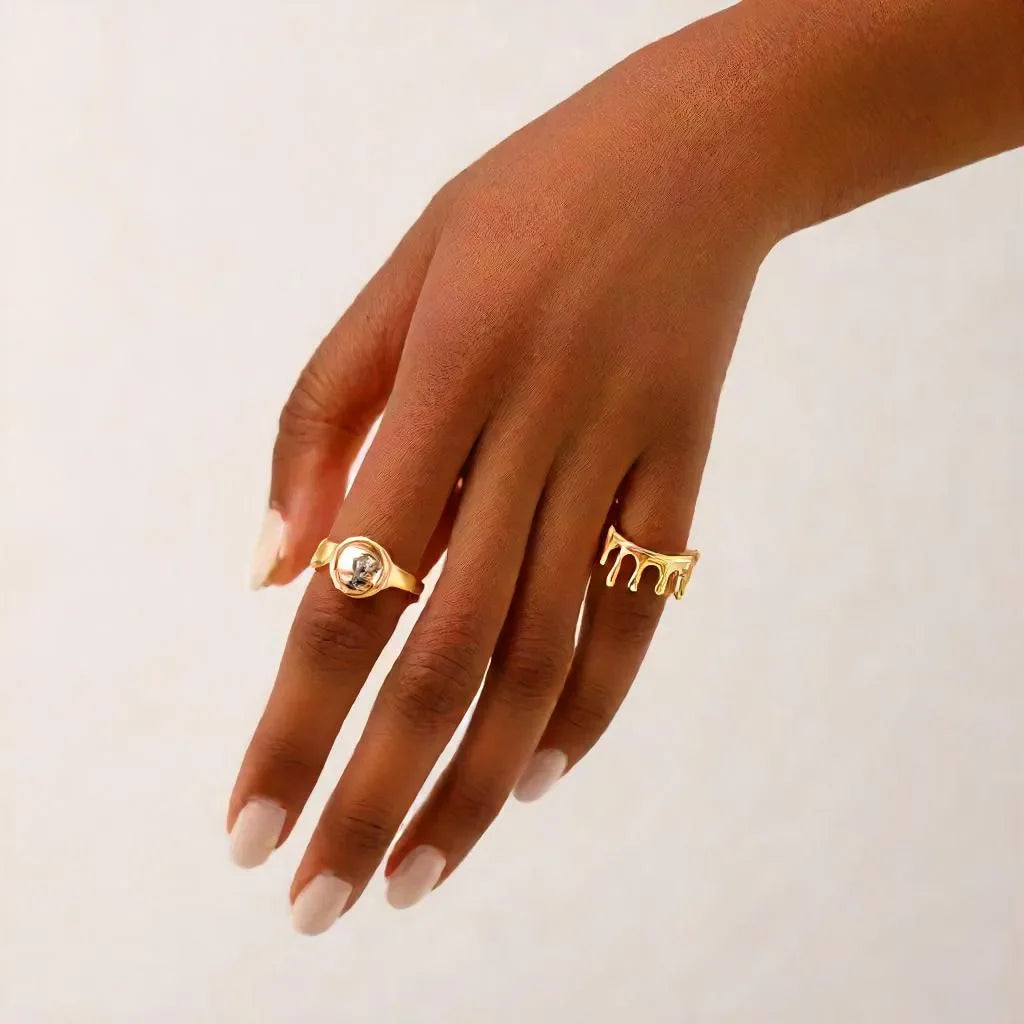Close-up of women gold ring with dripping sculptural design – Anneau Coulée d’Or
Side angle highlighting adjustable gold band ring womens with 18k gold shine
Lifestyle shot showing the women gold ring worn with a minimalist outfit
Detailed image of gold bands for women with artistic dripping detail