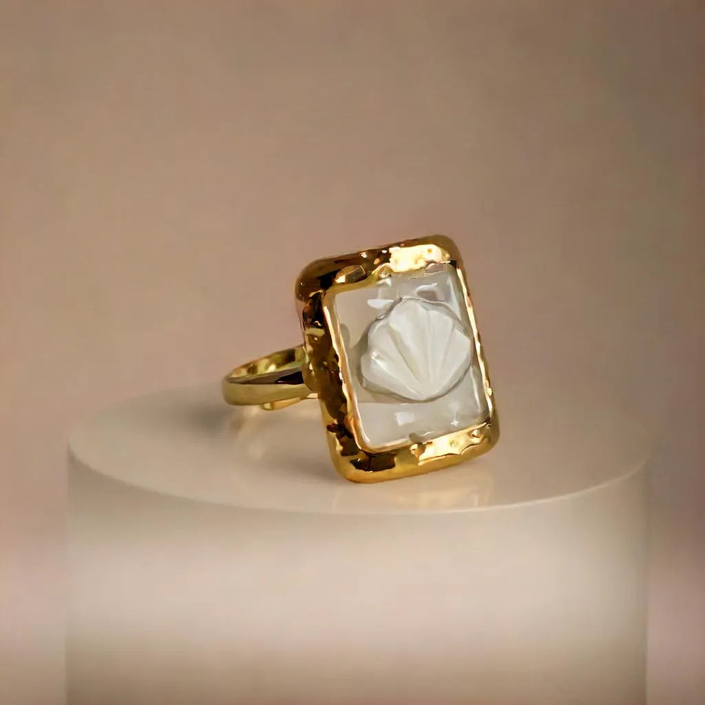Seashell Pearl Gold Ring – Anneau Lueur de Nacre | Radiance Noire
Ocean-inspired gold ring with transparent seashell and pearl. 18k gold plated and adjustable. A refined, feminine piece for effortless coastal elegance.
Transparent seashell ring with pearl
Gold-plated adjustable ring – ocean theme
Elegant seashell and pearl ring for women
Anneau doré avec perle nacrée et coquillage