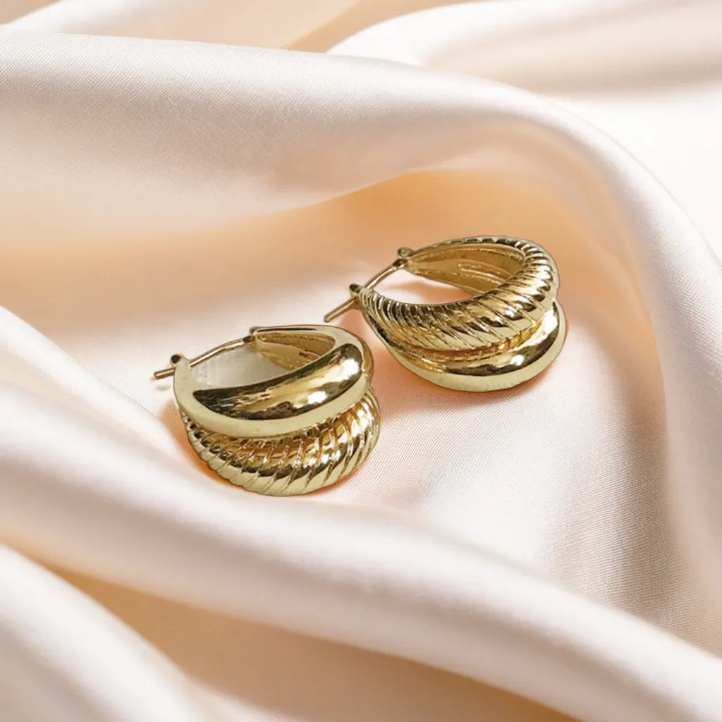 "Gold-plated double-sided hoop earrings smooth and textured design"
"Boucles d’Or Élégance Double Face – reversible gold hoops close-up"
"Classic everyday gold hoops with hinge closure, 1.5 inch size"