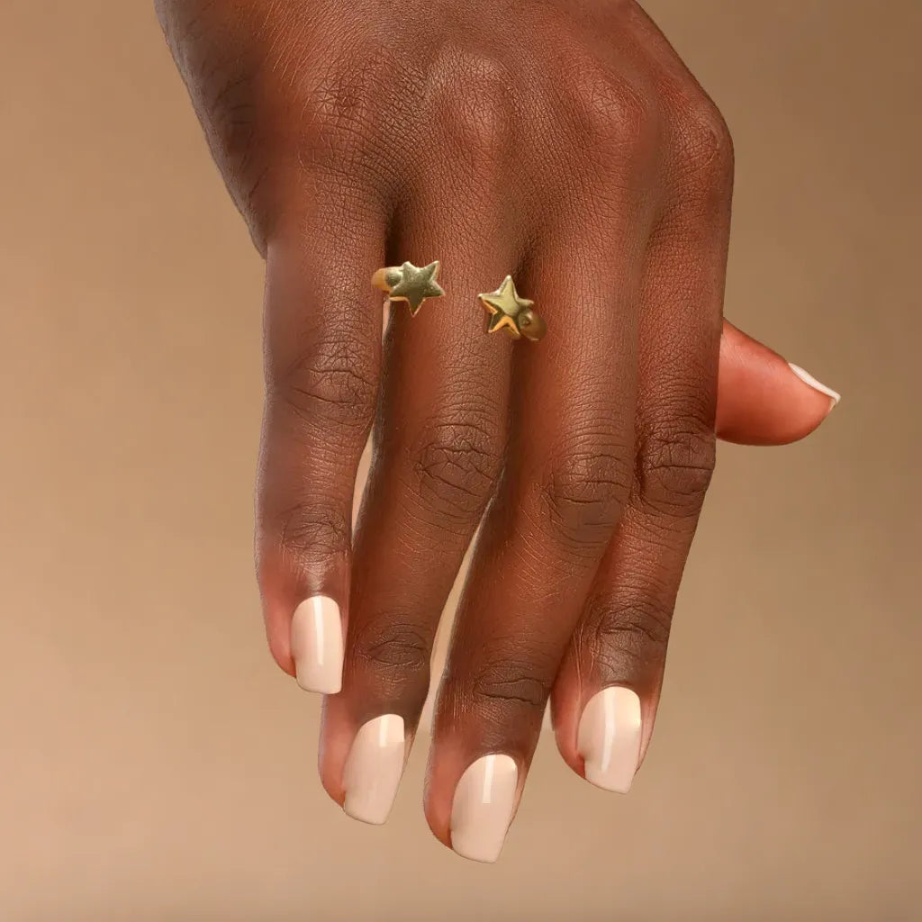 Gold star ring for women – celestial design
Double star gold-plated ring close-up
Adjustable cosmic ring in 18k gold
Anneau doré avec étoiles – bijou céleste pour femme