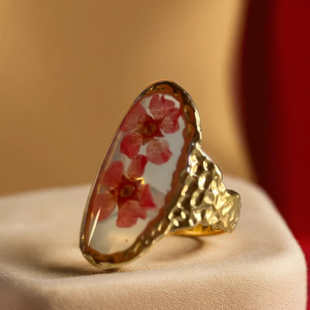 Women gold ring with real pressed flowers – close-up view
Adjustable botanical ring in gold plated stainless steel
Anneau Jardin Enchanté – floral jewelry flat lay
Gold ring for woman – flower detail and elegant design