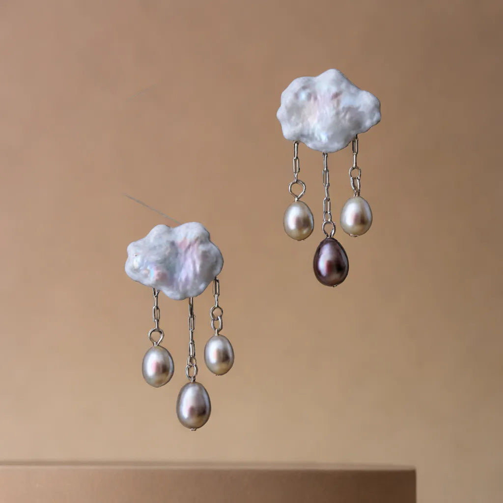 Perles de Pluie – Baroque Pearl Gold Earrings | Radiance Noire
Perles de Pluie – handcrafted baroque pearl earrings symbolizing love across distance. Elegant, gold-plated, and rich in poetic meaning.
baroque pearl and gold earrings – Perles de Pluie close-up
romantic pearl earrings for women – teardrop style jewelry
Perles de Pluie earrings – gold and freshwater pearls with poetic design