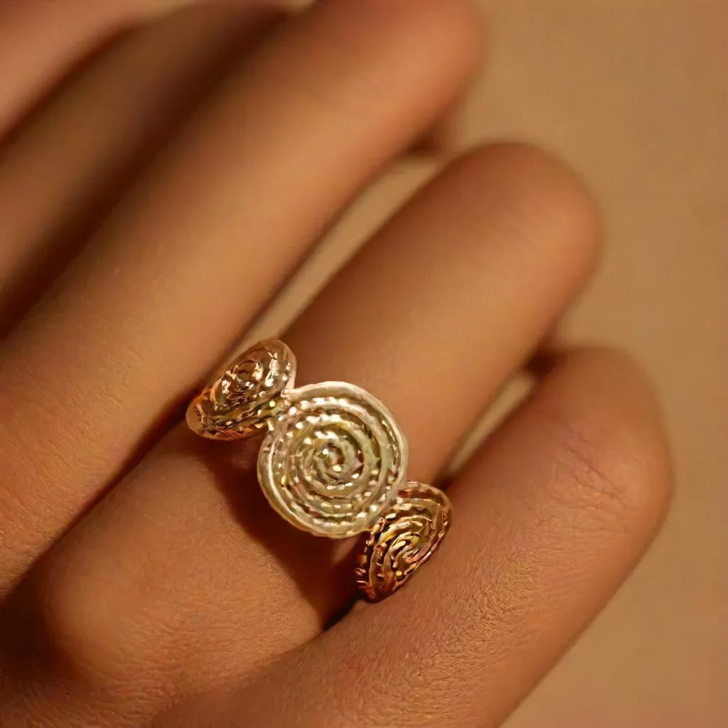 Gold spiral ring for women
Anneau motif spirale plaqué or
Boho gold statement ring
Adjustable swirl ring elegant design