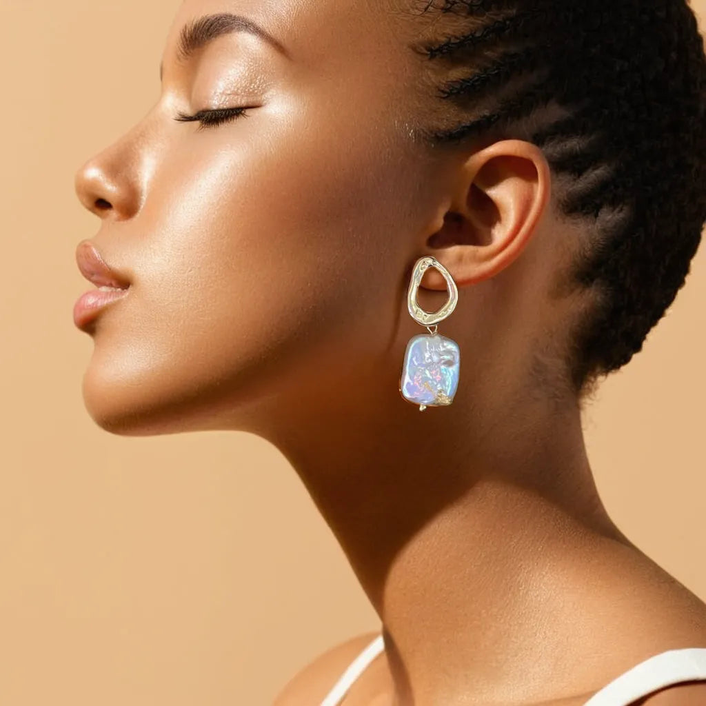 Women Gold Dangle Earrings | Boucles Élégantes Dorées
Minimalist gold dangle earrings for women in 18k plating. Lightweight, elegant, and perfect for weddings, soirées, or everyday Parisian chic.
Women gold dangle earrings – minimalist square design
Gold earrings for woman – side profile close-up
Boucles Perles d’Élégance – styled for wedding look
Lightweight 18k gold earrings – elegant geometric shape