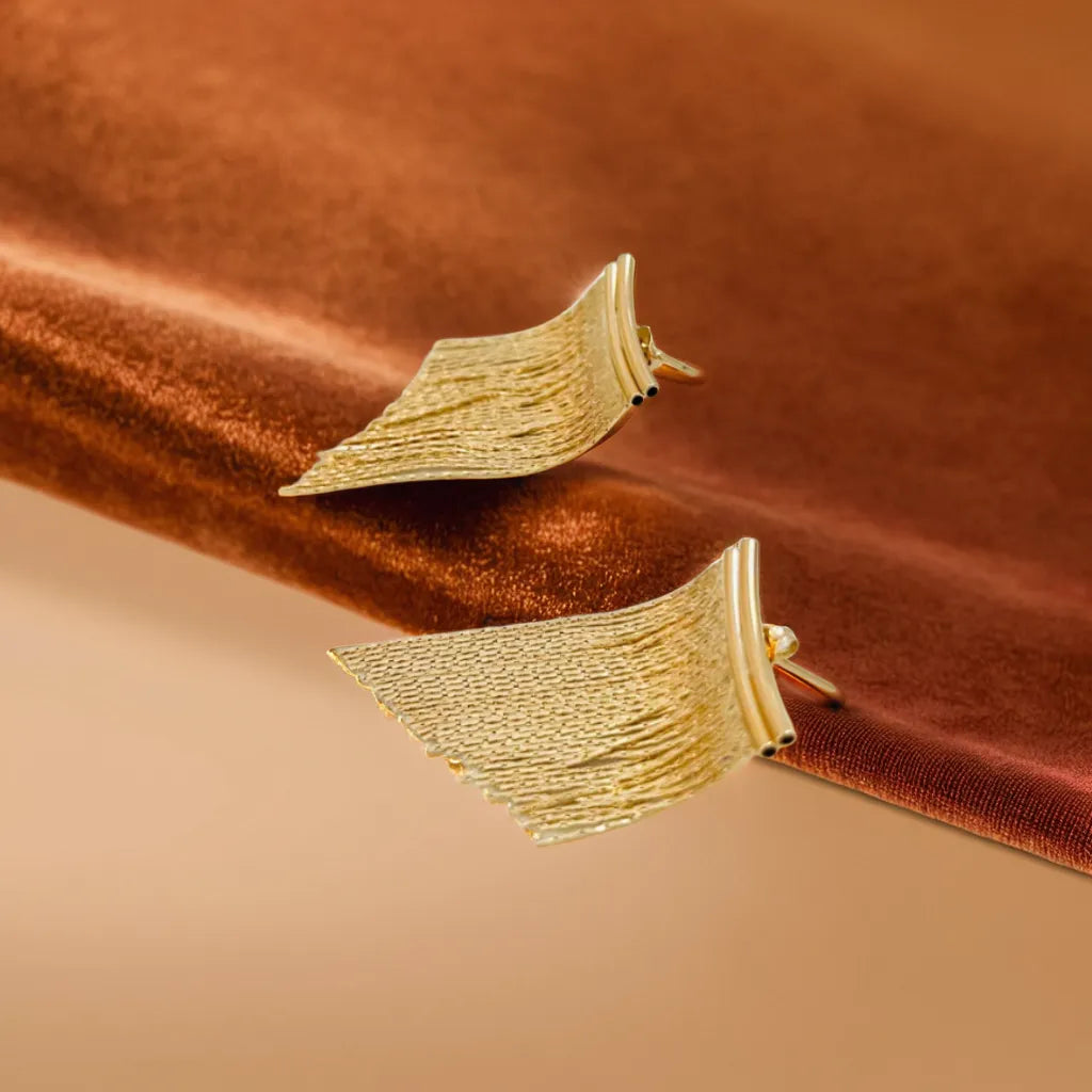 Boho Gold Earrings for Women – Frange Dorée, Boho-style gold earrings for women (22x22mm) displayed on linen background
Close-up of lightweight gold fringe earrings with push-back closure
Model wearing Frange Dorée gold earrings with soft natural makeup