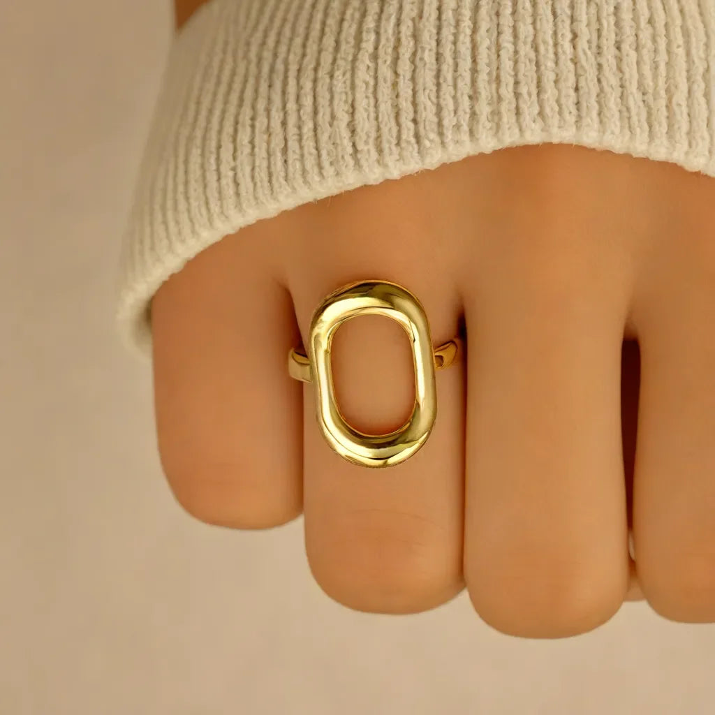 Close-up of women gold ring with open oval design – Ovale Doré Minimaliste
Side view of gold bands for women with polished 18k gold finish
Lifestyle shot of women gold ring paired with modern outfit
Detailed image of gold band ring womens showcasing open oval desig