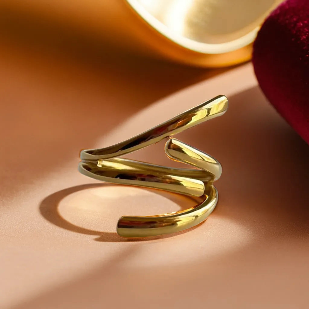 Anneau Abstrait Élégant – Minimalist Adjustable Gold Ring
Discover effortless Parisian elegance with this 18K gold-plated minimalist ring. Adjustable, refined, and perfect for everyday sophistication.