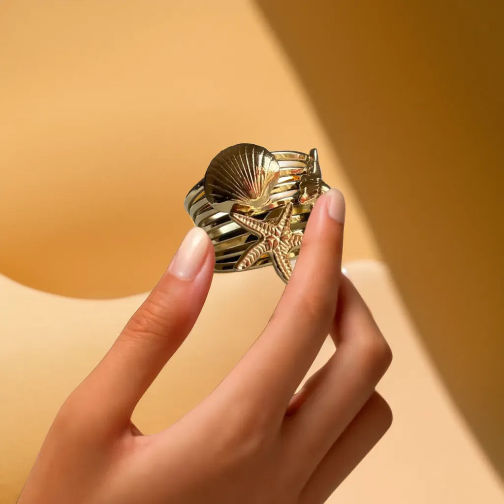 Chunky gold ocean-inspired ring for women – top view
Bague dorée femme silhouette ondulée – side profile
Adjustable 18k gold plated ring with ocean curves
Bold woman gold ring – worn with minimalist outfit
