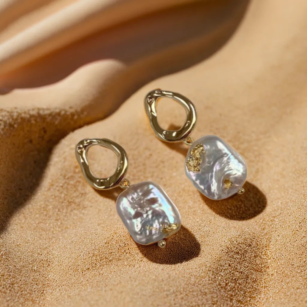 Women Gold Dangle Earrings | Boucles Élégantes Dorées
Minimalist gold dangle earrings for women in 18k plating. Lightweight, elegant, and perfect for weddings, soirées, or everyday Parisian chic.
Women gold dangle earrings – minimalist square design
Gold earrings for woman – side profile close-up
Boucles Perles d’Élégance – styled for wedding look
Lightweight 18k gold earrings – elegant geometric shape