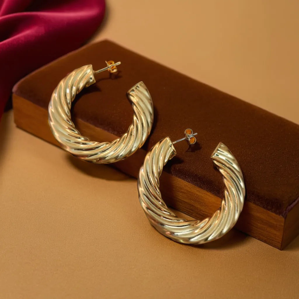 Boucles Impériales – Chunky Gold Hoop Earrings | Radiance Noire
Make a statement with Boucles Impériales – bold yet lightweight gold chunky hoop earrings for women. Elegant, hypoallergenic, and irresistibly Parisian.
chunky gold hoop earrings for women – Boucles Impériales
lightweight gold earrings – close-up of thick Parisian hoops
statement earrings gold – front view of Boucles Impériales on modela