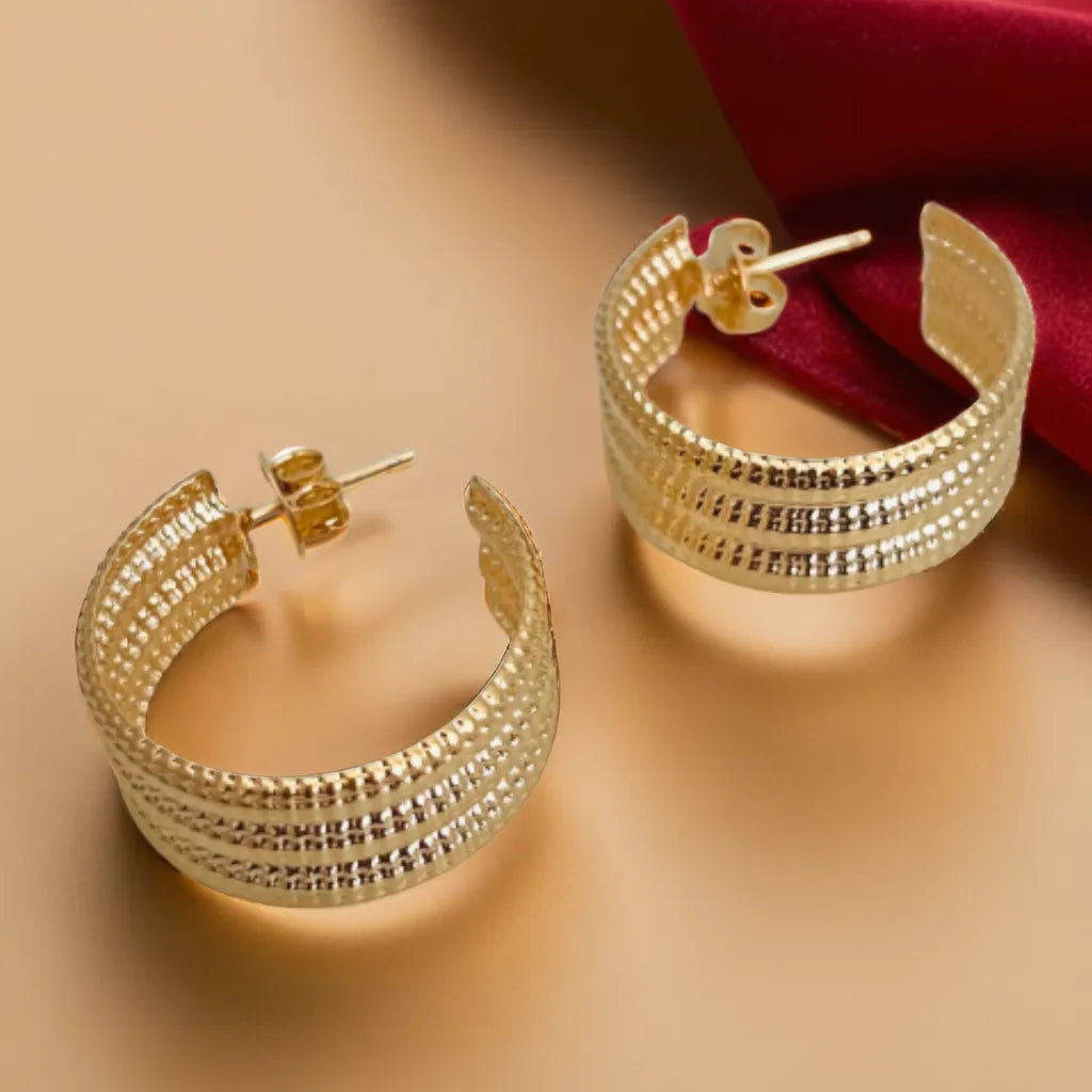 Anneaux Trio Élégants – Triple Band Gold Earrings for Women
Bold meets chic with Anneaux Trio Élégants—chunky triple gold hoops for women in 18K gold-filled finish. Lightweight, luxe & ready to elevate. Shop now.
Triple band gold earrings for women (25x10mm) on neutral backdrop
Close-up of chunky 18K gold-filled hoops with elegant curves
Model wearing bold triple hoop gold earrings with minimalist outfit