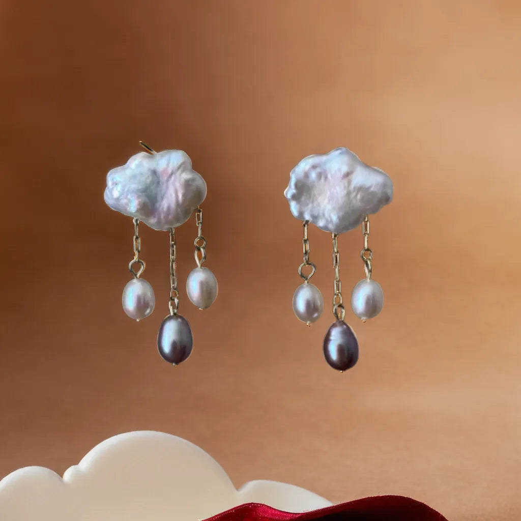 Perles de Pluie – Baroque Pearl Gold Earrings | Radiance Noire
Perles de Pluie – handcrafted baroque pearl earrings symbolizing love across distance. Elegant, gold-plated, and rich in poetic meaning.
baroque pearl and gold earrings – Perles de Pluie close-up
romantic pearl earrings for women – teardrop style jewelry
Perles de Pluie earrings – gold and freshwater pearls with poetic design