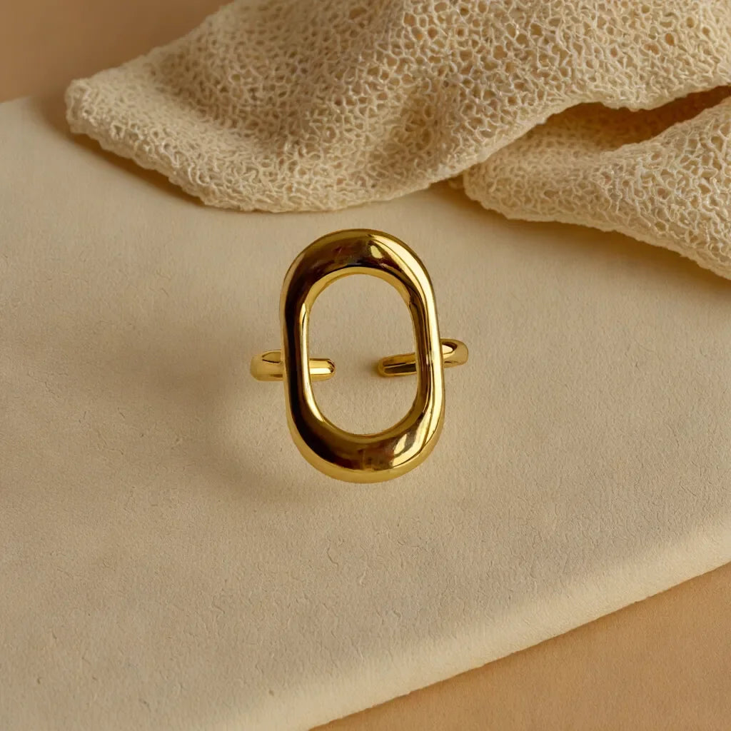 Close-up of women gold ring with open oval design – Ovale Doré Minimaliste
Side view of gold bands for women with polished 18k gold finish
Lifestyle shot of women gold ring paired with modern outfit
Detailed image of gold band ring womens showcasing open oval desig