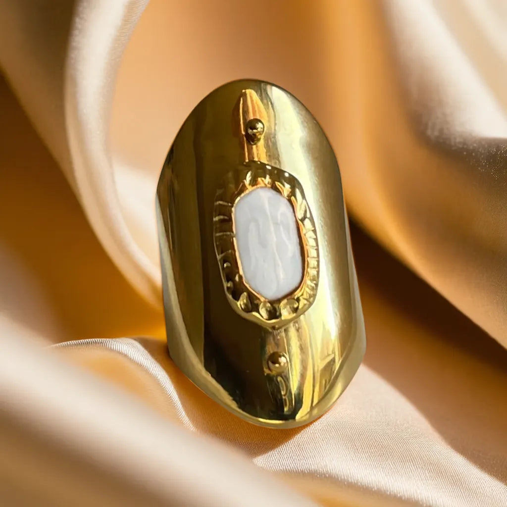 “Bague Oracle – chunky 18k gold plated women’s ring front view”
“Chunky women’s gold plated ring size 7-8 – side profile”
“Gold plated ring for women – bold chunky design flat lay”
“Bague Oracle chunky ring in 18k gold plating – worn on hand”