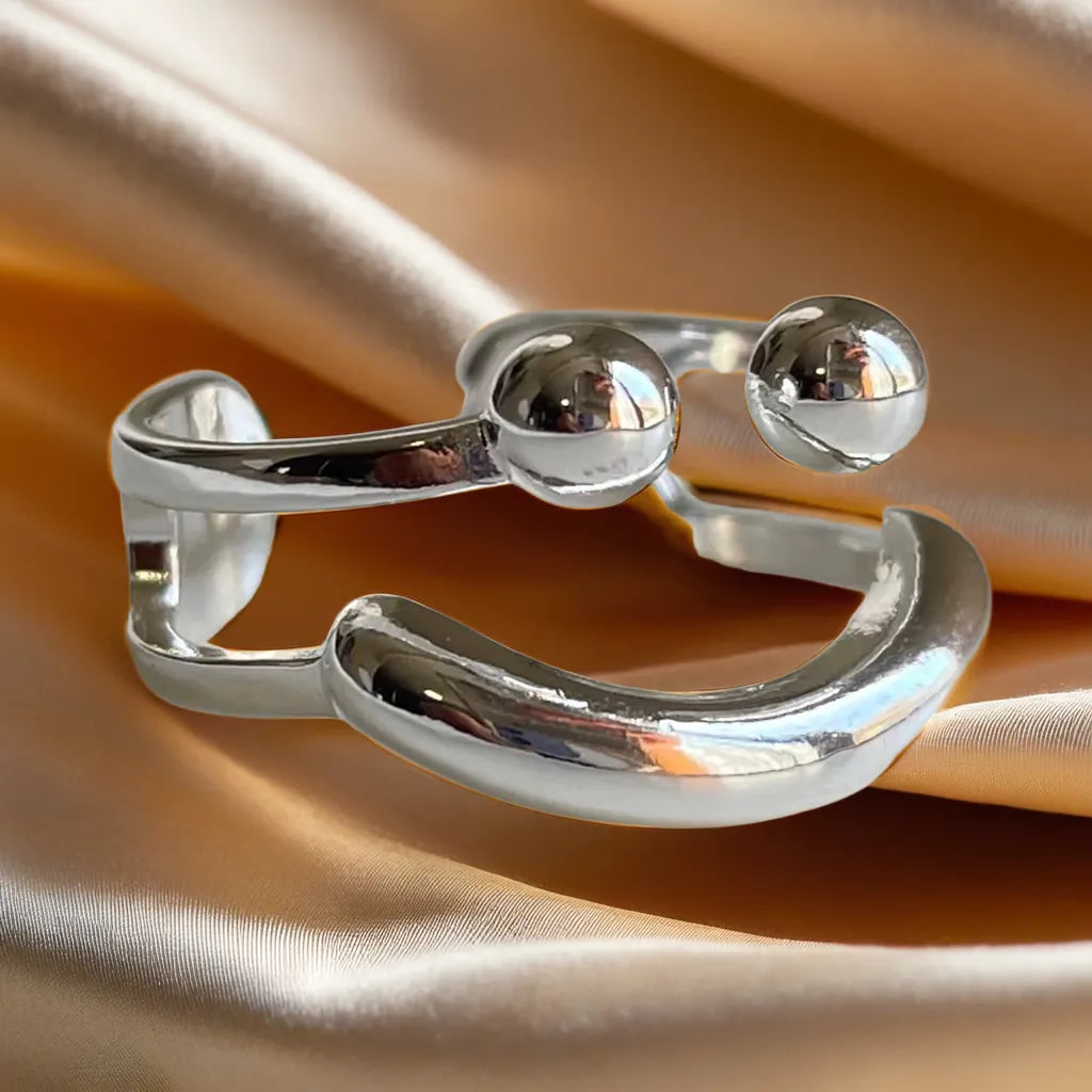 woman sterling silver ring – Bague Sourire Argentée front view
sterling silver ring – smiley face detail close-up
sterling silver ring for woman – worn on hand, adjustable band