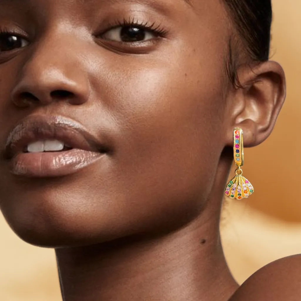 Shimmering 18K gold-plated rainbow shell earrings. Lightweight, radiant, and inspired by the magic of Parisian sunsets. A touch of French enchantment.
Rainbow crystal shell earrings in gold
Colorful lightweight earrings for women
Elegant 18K gold rainbow earrings with Parisian charm
