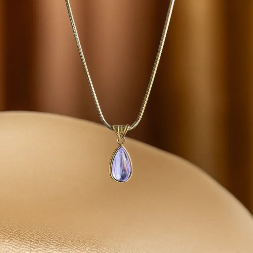 Gold drop necklace with diamond simulant
Elegant 18k gold plated necklace
Radiant drop pendant necklace for women
Collier goutte d’eau plaqué or